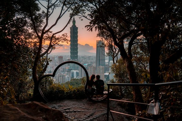 How Can You Experience Authentic British Culture on a Budget Trip to the UK?